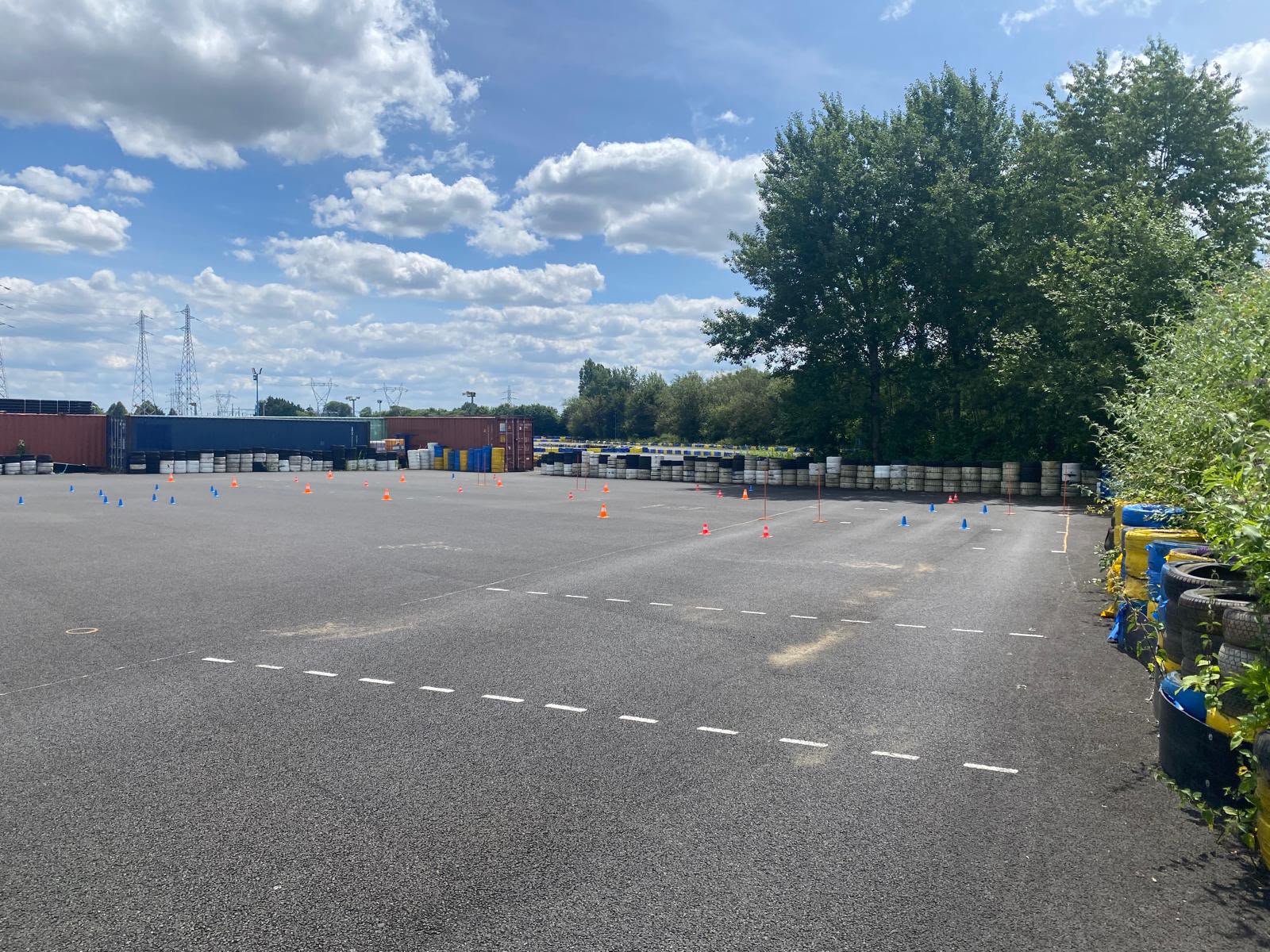 Plateau balisé de cônes pour les exercices moto